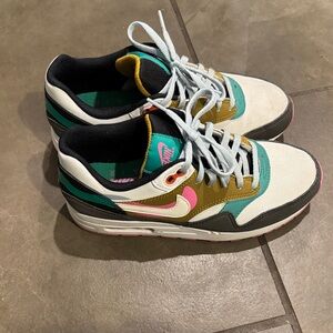 Nike White and Green Sneakers with Pink Accents